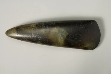 Cabeça de machado, 3º milênio AC (pedra verde escura polida)